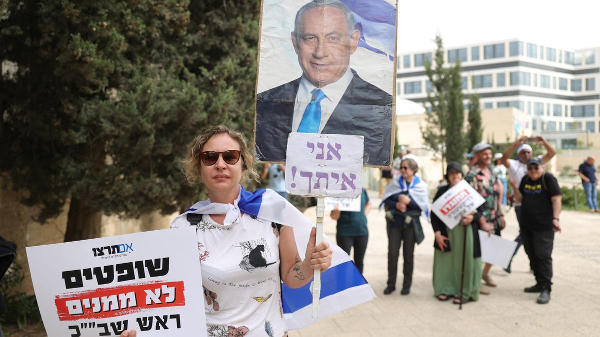 Seguidores de Netanyahu interrumpen la vista judicial sobre el cese del jefe del Shin Bet.