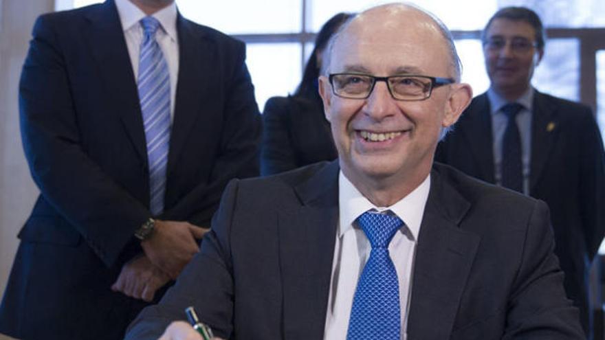 Cristóbal Montoro anuncia que no volverá a subirse el IVA turístico