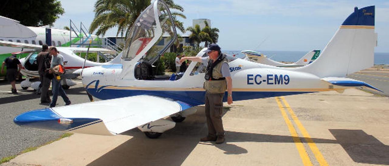 Uno de los participantes del I Raid del Atlántico, tras tomar tierra en el aeródromo de Berriel, Gran Canaria.