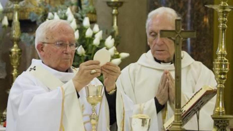 Cañizares preside la misa en el camposanto