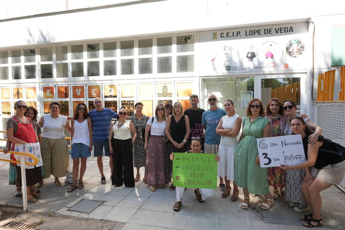 La manifestación en el colegio Lope de Vega, de Badajoz, en imágenes