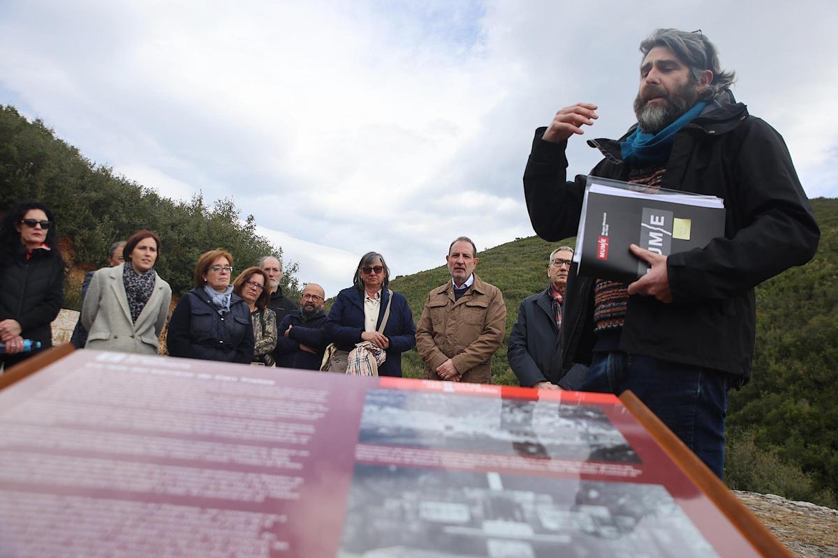 Un dels moments de l'acte davant el nou plafó informatiu.