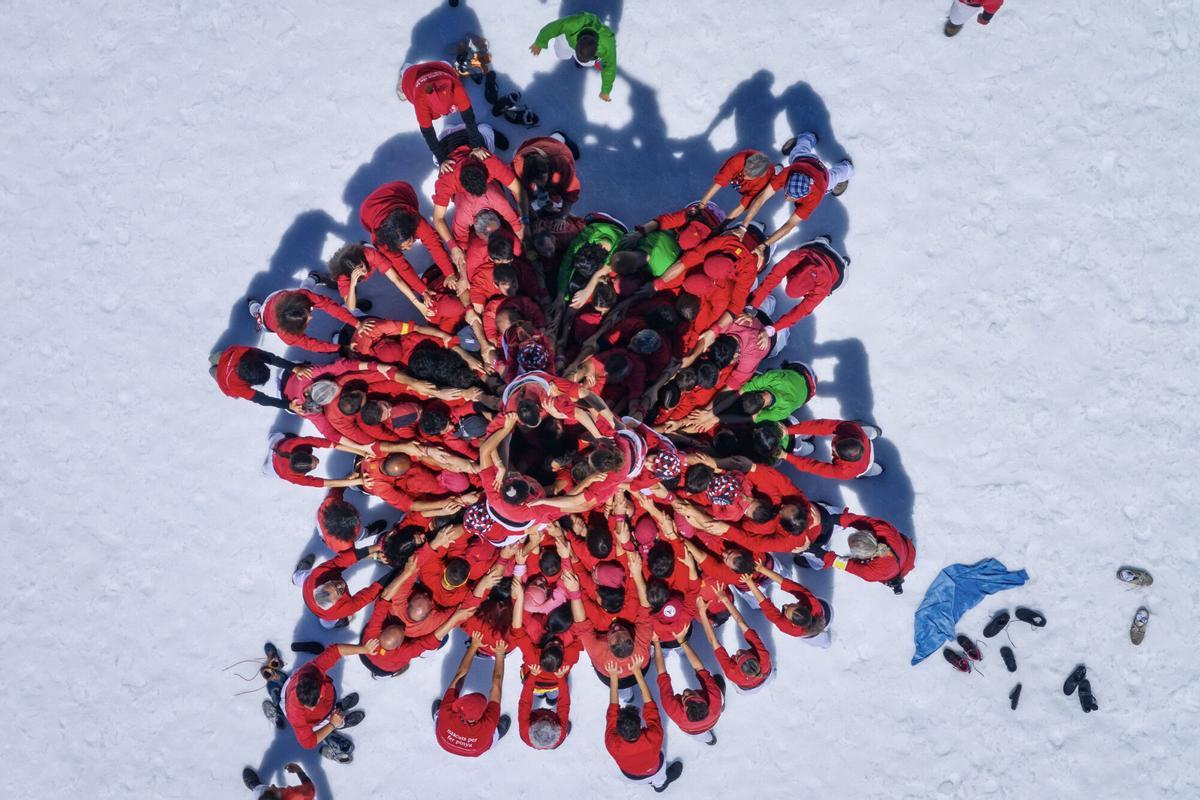 Jungfraujoch (Suiza) 25 jun (EFE).- Los Castellers de Barcelona han protagonizado una actuación histórica en el Jungfraujoch – Top of Europe (Suiza), donde han levantado un castillo humano a 3.454 metros de altitud, la cota más alta registrada hasta ahora para una actuación castellera. EFE/Castellers de Barcelona -SÓLO USO EDITORIAL/SOLO USO PERMITIDO PARA ILUSTRAR LA NOTICIA QUE APARECE EN EL PIE DE FOTO (CRÉDITO OBLIGATORIO)-