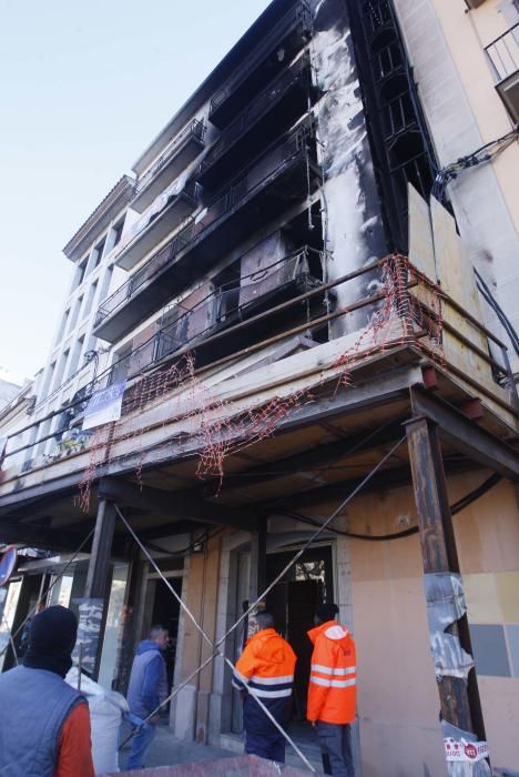 Estat en què ha quedat l'edifici incendiat del carrer del Carme de Girona