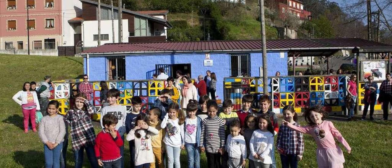 Niños del CRA San Martín, ante la escuela de Carrocera, que fue pintada con sus colores.