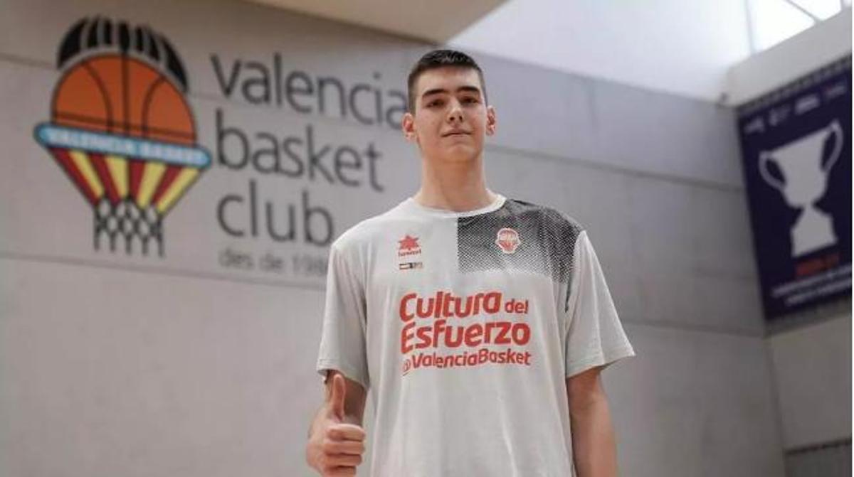 Nikola Dzepina, en su primer día en L'Alqueria tras fichar por el Valencia Basket.