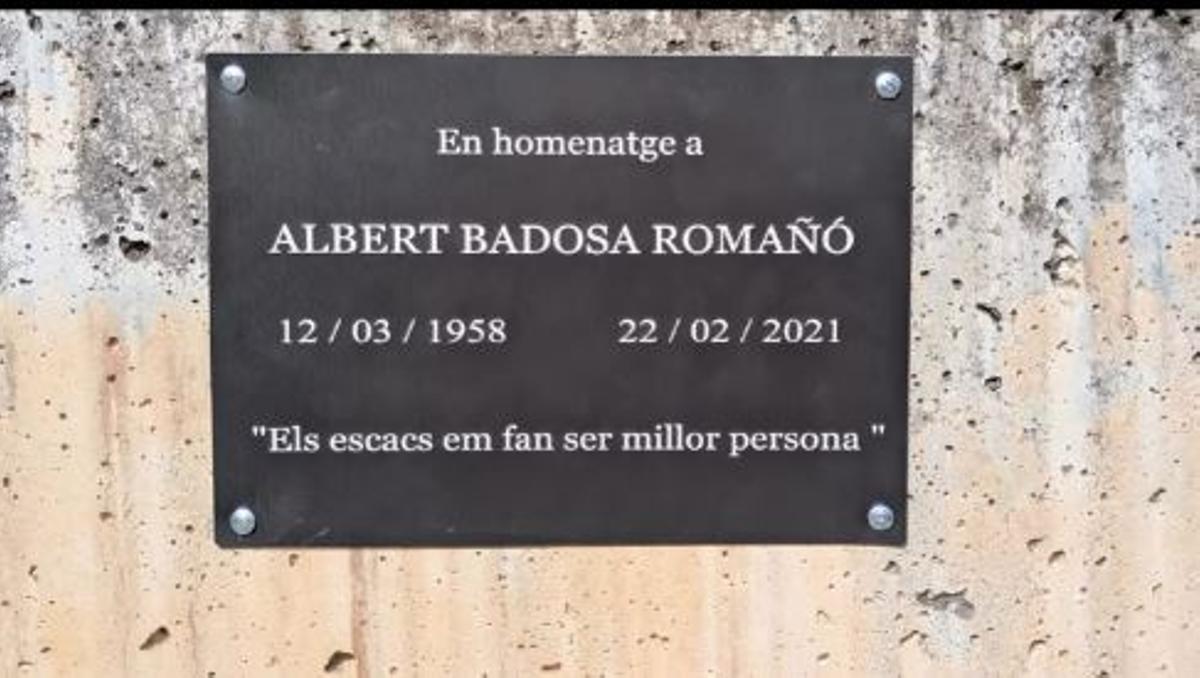 La placa que llueix també al poble per recordar el jugador