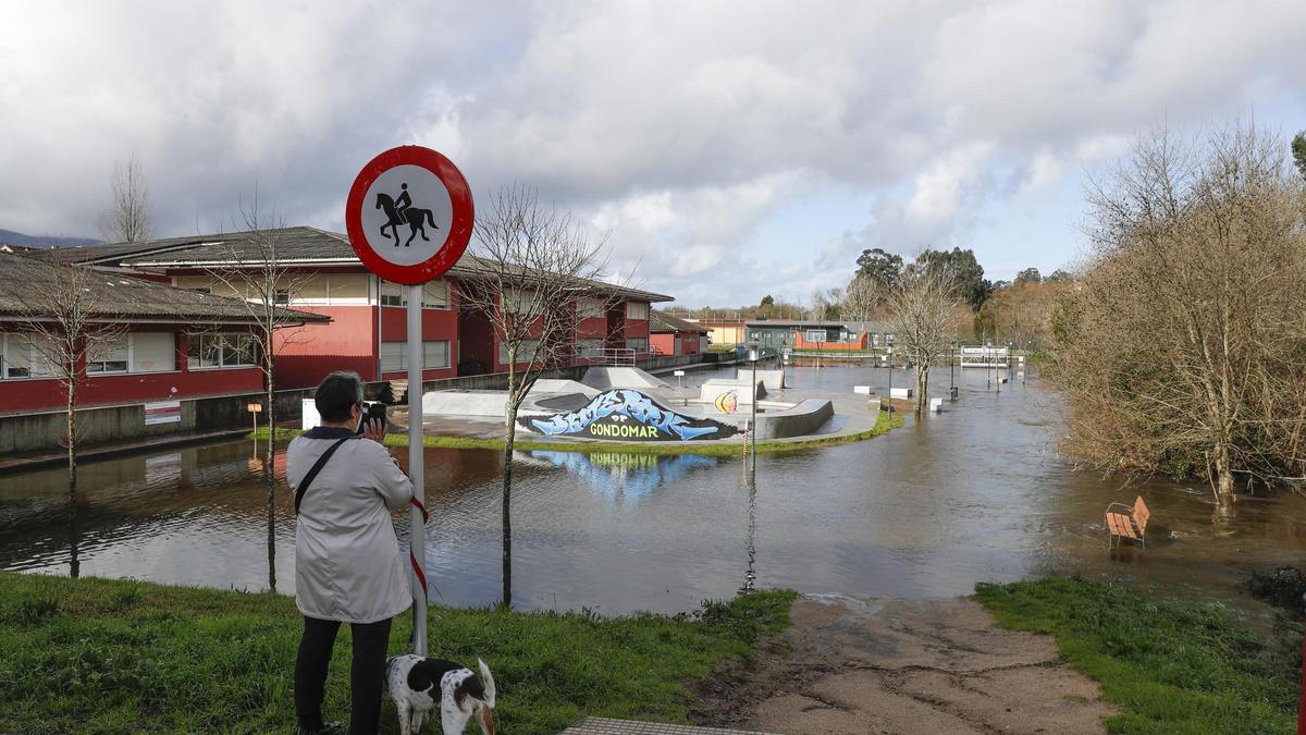 La crecida del río Miñor provoca inundaciones a su paso por Gondomar