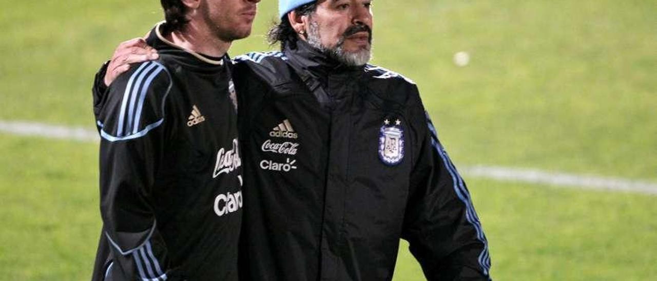 Maradona y Messi, durante un entrenamiento de la selección argentina en el Mundial de Sudáfrica.