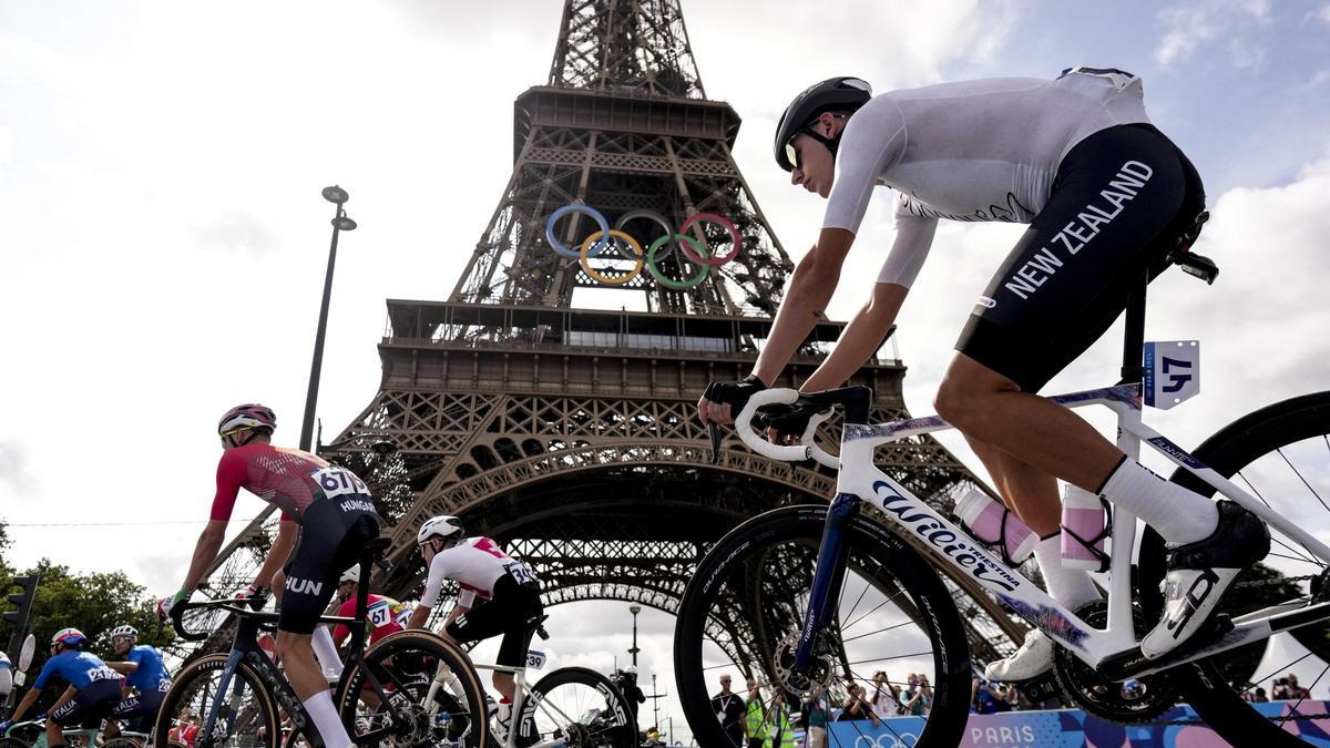 Un momento de la prueba masculina de ciclismo en ruta de los Juegos Olímpicos de París.