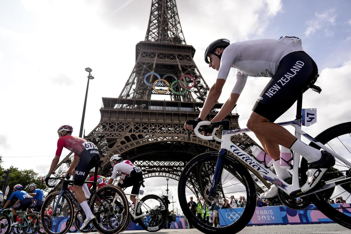 Un momento de la prueba masculina de ciclismo en ruta de los Juegos Olímpicos de París.