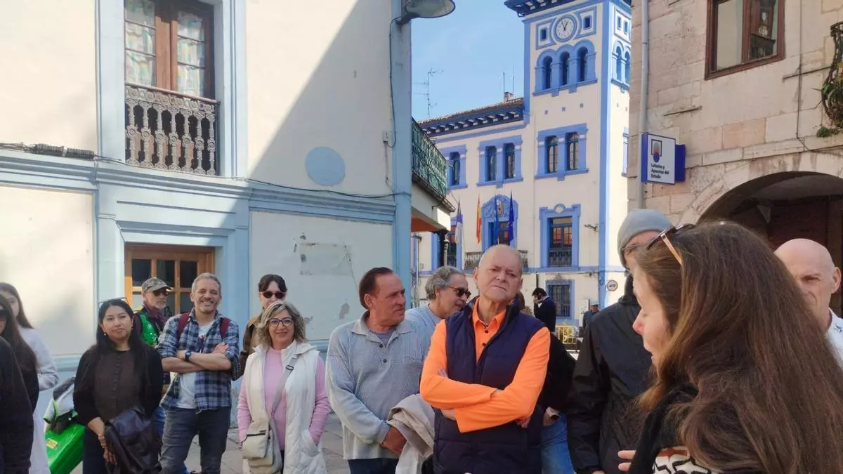 El casco histórico y la arquitectura indiana de Grado maravillan a los turistas: visitantes de Madrid y Navarra conocen la villa moscona