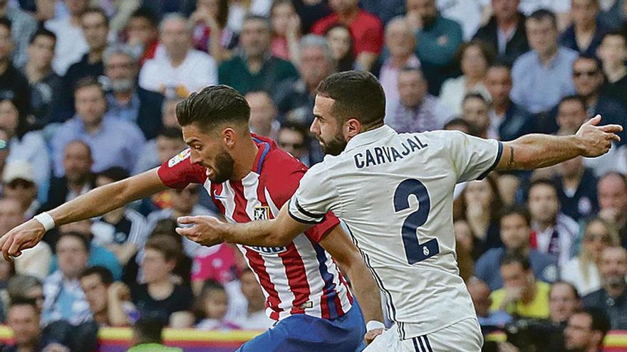 Carvajal defiende al atlético Carrasco el sábado en el Bernabéu.