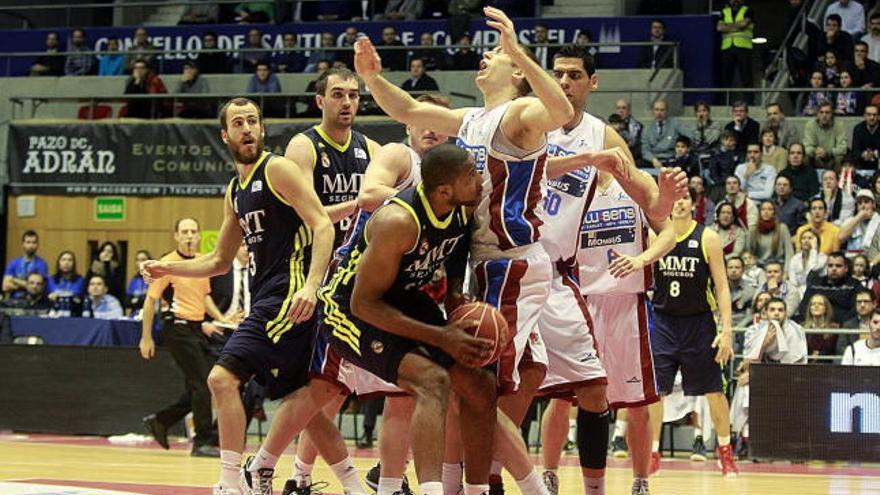 El ala-pívot estadounidense del Real Madrid Marcus Slaughter trata de entrar a canasta.