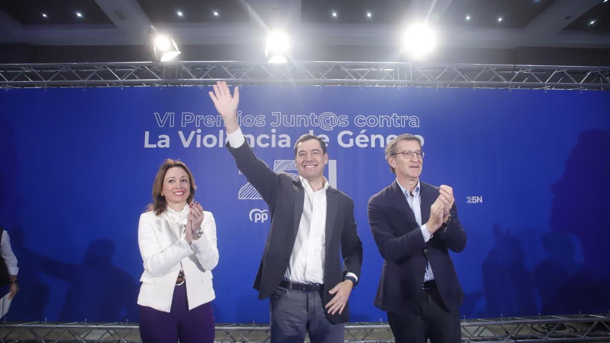 El presidente del PP, Alberto Núñez Feijóo (i), y el presidente del PP-A y de la Junta, Juanma Moreno (c), y la presidenta del PP de Málaga participan en la entrega de premios Junt@s contra la violencia de género.