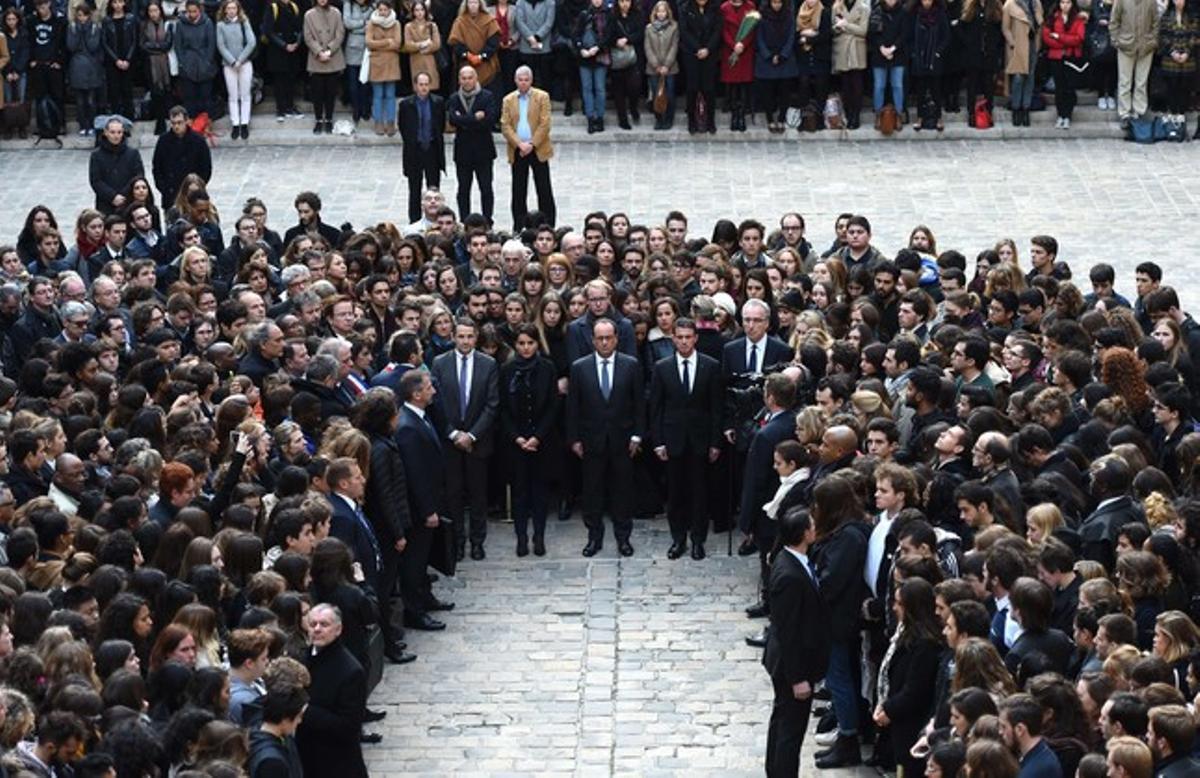 El president francès, François Hollande, i el primer ministre francès, Manuel Valls, durant el minut de silenci a la Universitat de la Sorbona a París.