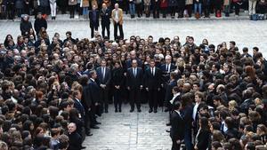 El presidente francés, Francois Hollande, y el primer ministro francés, Manuel Valls durante el minuto de silencio en la Universidad de la Sorbona en París