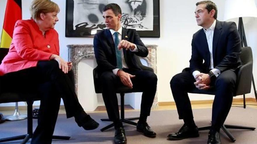 Pedro Sánchez, en plena reunió amb Angela Merkel i Alexis Tsipras.