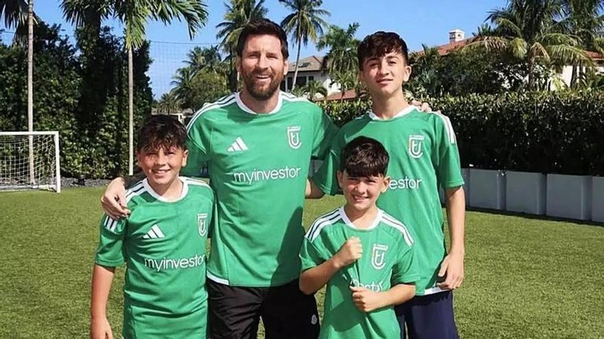 Leo Messi es vesteix del Cornellà per a l’inici de la temporada
