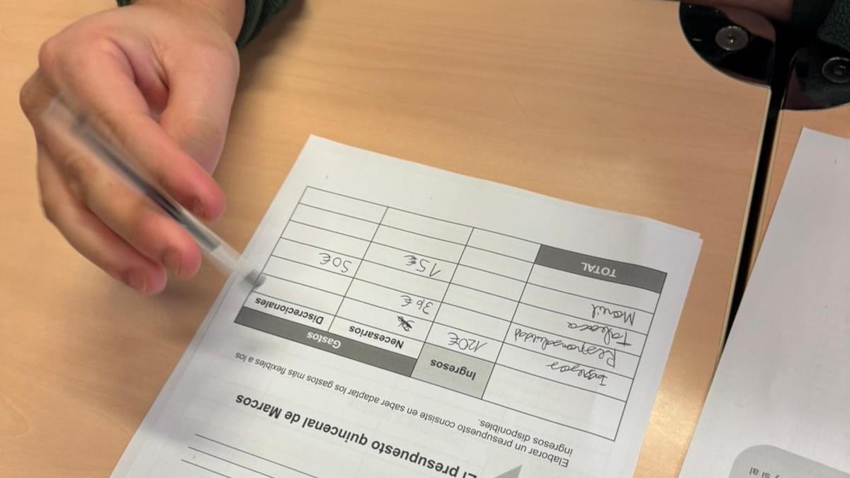 Un joven interno, durante el taller de finanzas personales en el centro L'Alzina, de Palau-Solità i Plegamans.