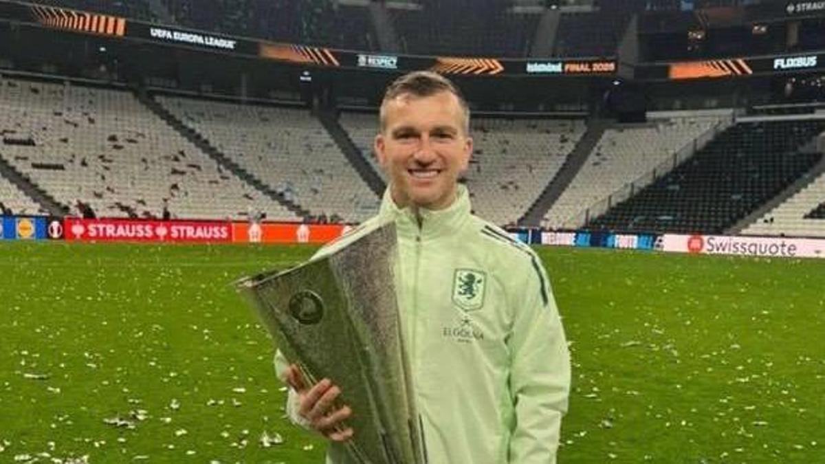 Albert Carbó amb el títol de l'Europa League.