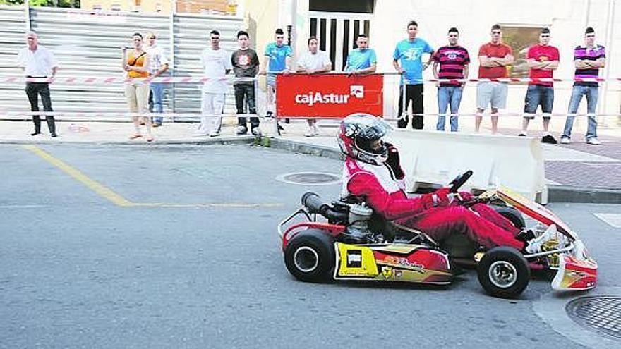 Uno de los pilotos que participaron en la exhibición de karts de las fiestas de Sotrondio.