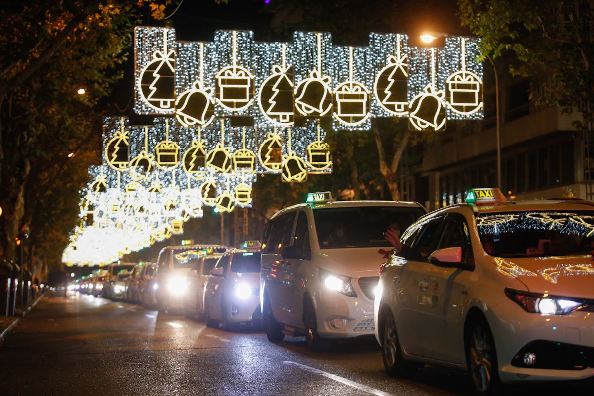 Los taxistas de Córdoba pasean a los mayores por el centro de Córdoba para que disfruten de la iluminación de Navidad