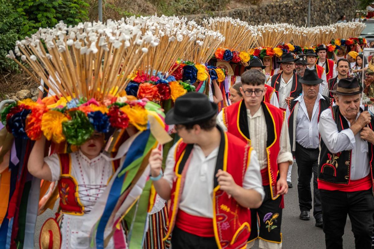 Subida de los cestos y bollos de Santa Bárbara (Icod de los Vinos)