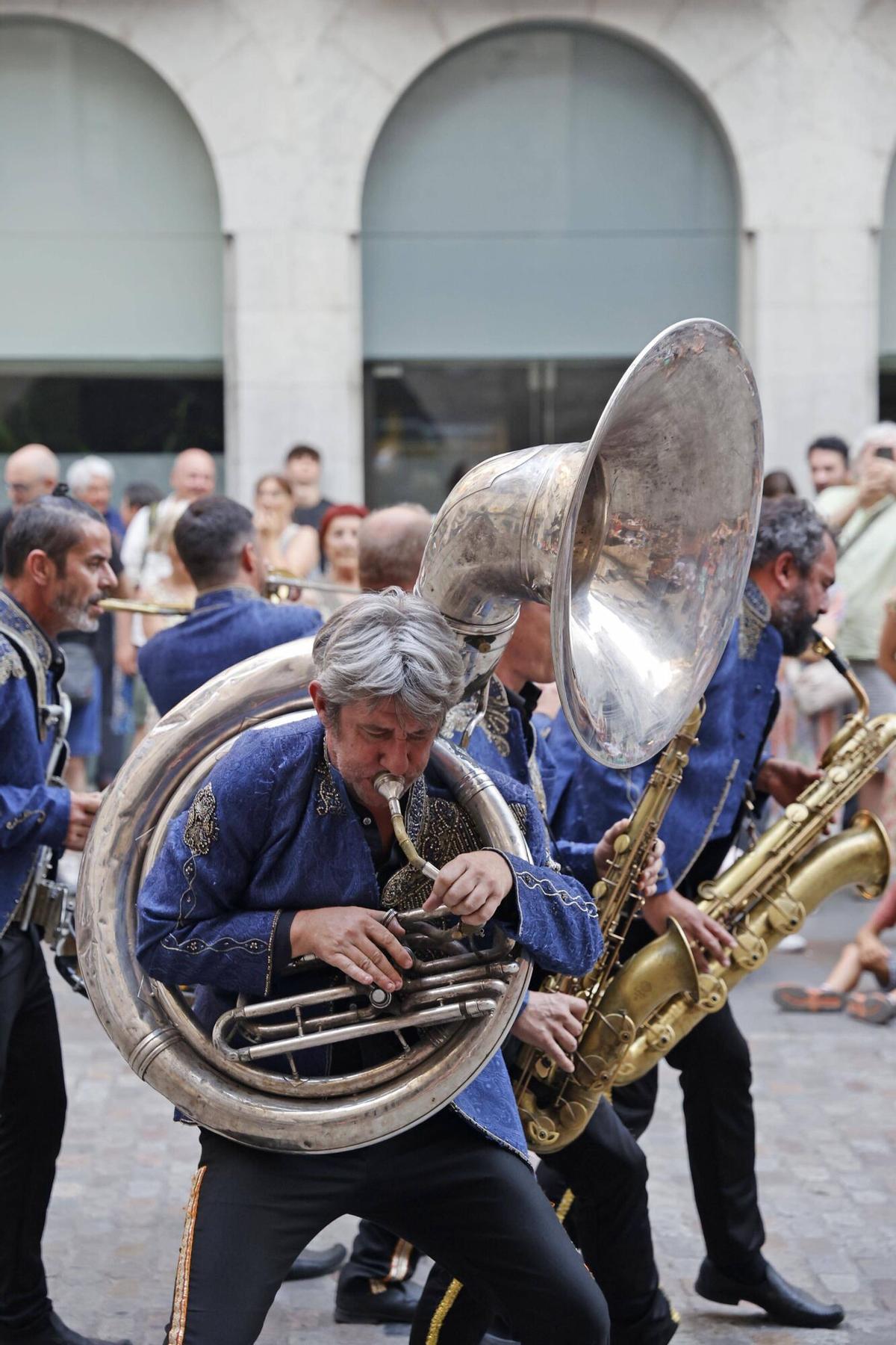 Les imatges de l'espectacle de carrer Fantasies Kikiristaneses dins el cicle Nit d'estiu del Caixaforum