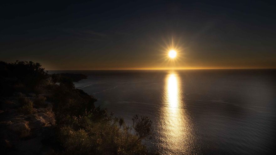 La magia del amanecer en Alicante desde la Serra Grossa