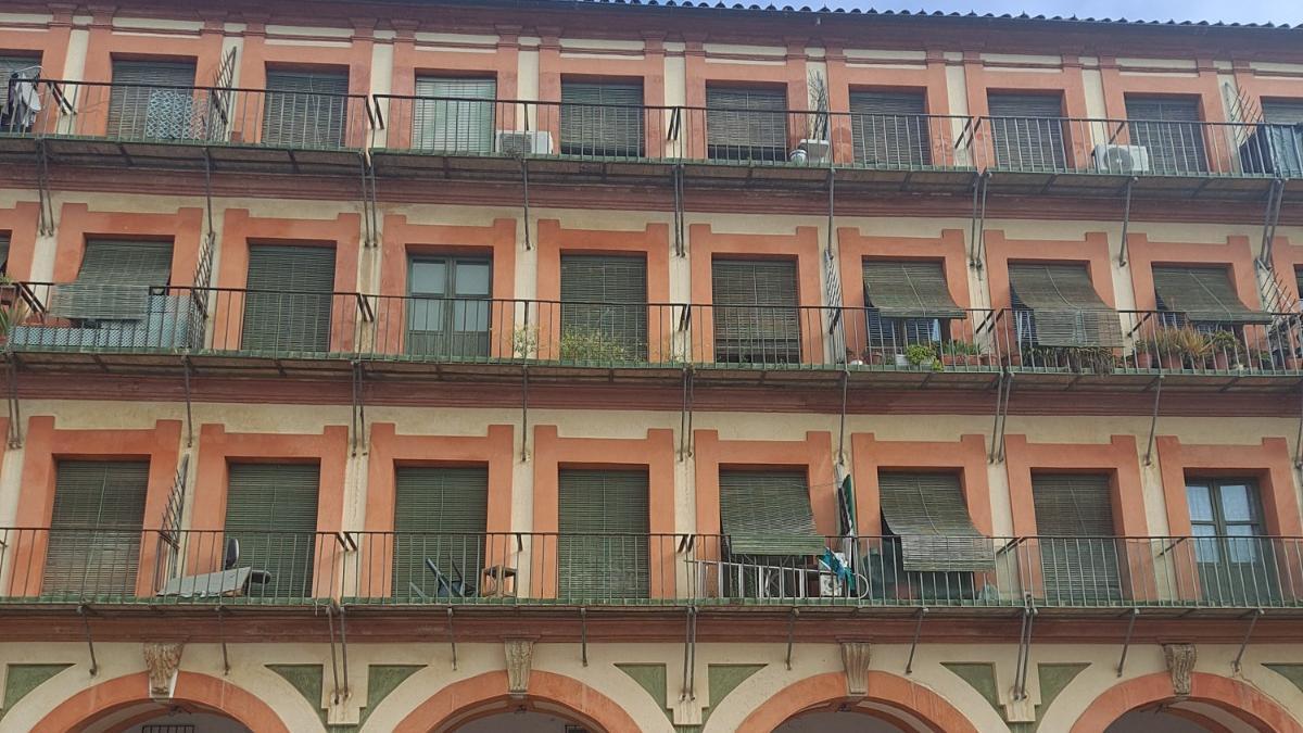La Junta licita actuaciones de mejora energética en nueve viviendas sociales de la plaza de la Corredera.