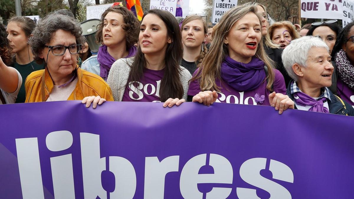 La ministra de Igualdad, Irene Montero (segunda por la izquierda), y la delegada del Gobierno contra la Violencia de Género, Victoria Rosell (segunda por la derecha), en la manifestación del Día de la Mujer, el pasado 8 de marzo en Madrid