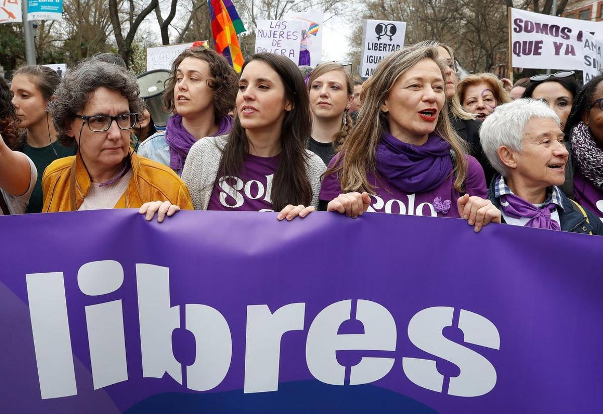 GRAF3688. MADRID, 08/03/2020.- La ministra de Igualdad, Irene Montero (2i), y la delegada del Gobierno contra la Violencia de G?nero, Victoria Rosell (2d), en la manifestaci?n por el D?a de la Mujer, este domingo en Madrid. EFE/ Ballesteros