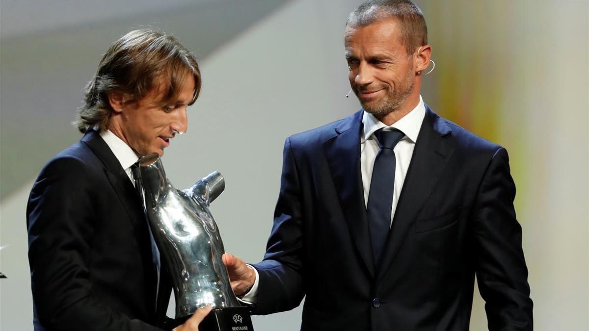 Ceferin, el presidente de la UEFA, entrega el premio de mejor jugador a Modric.