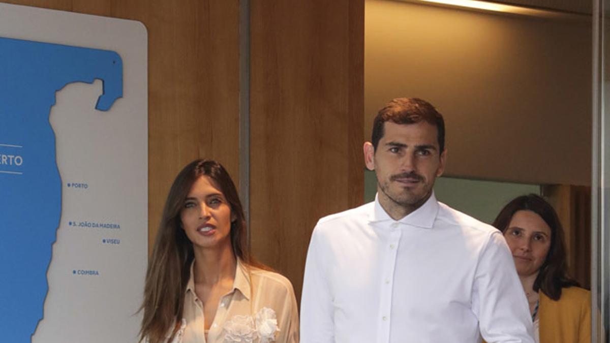 Iker Casillas recibe el alta hospitalaria acompañado por Sara Carbonero