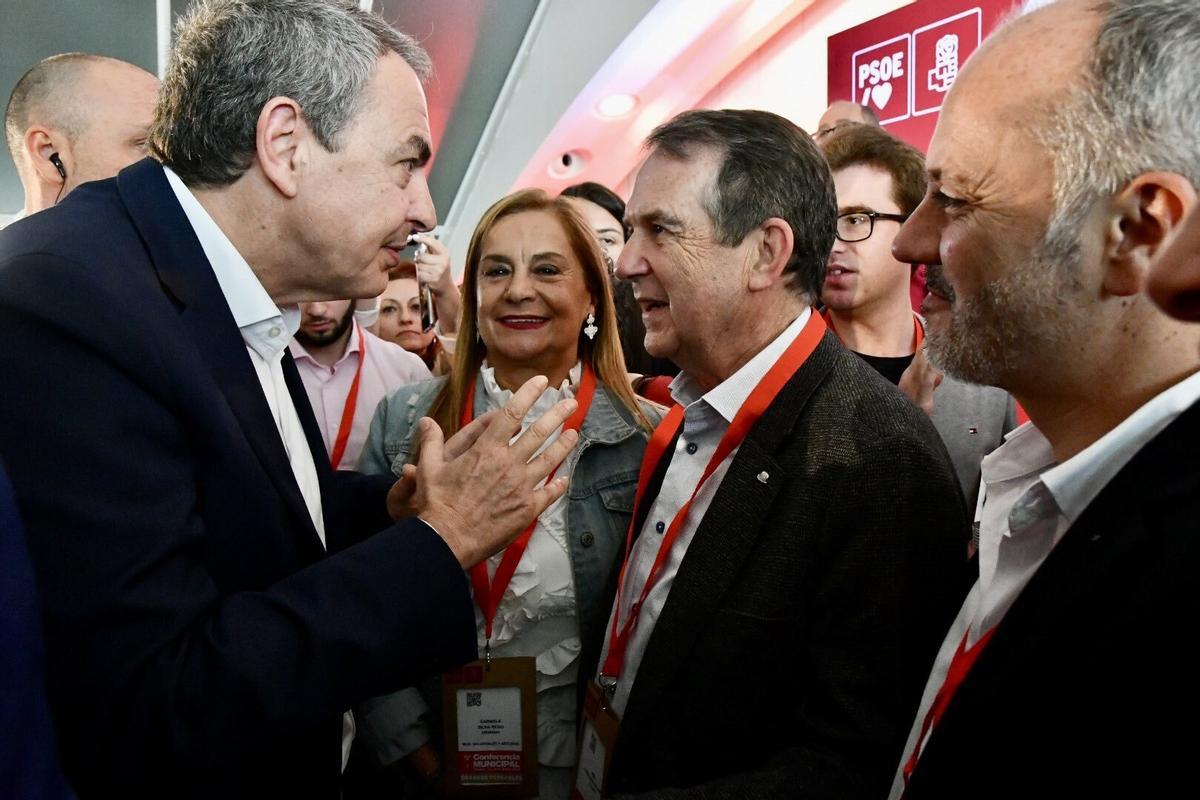 Zapatero y Caballero conversan en la cita de este sábado.