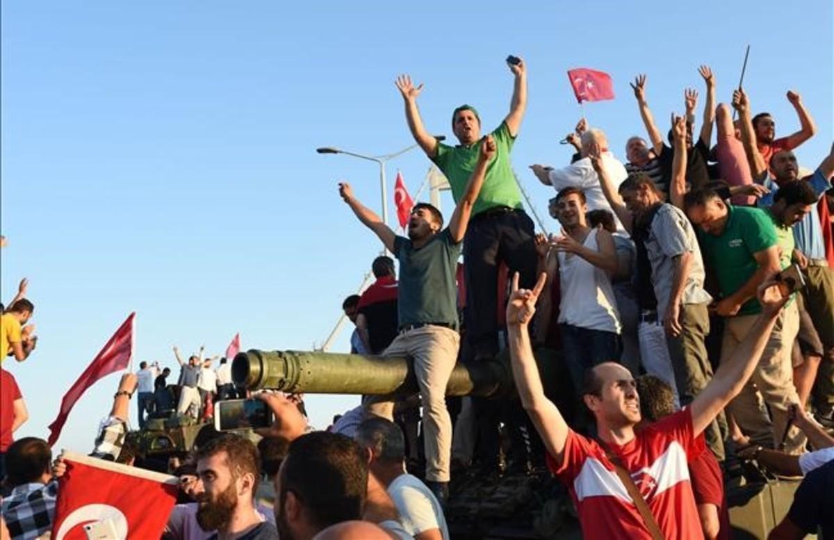 Civiles celebran sobre un tanque el farcaso del golpe militar 