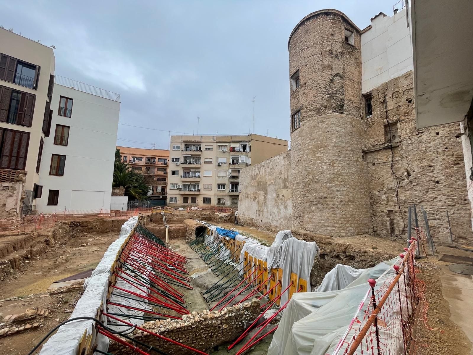 Así está la muralla islámica, en espera de que se retomen las obras de rehabilitación para hacerla visitable