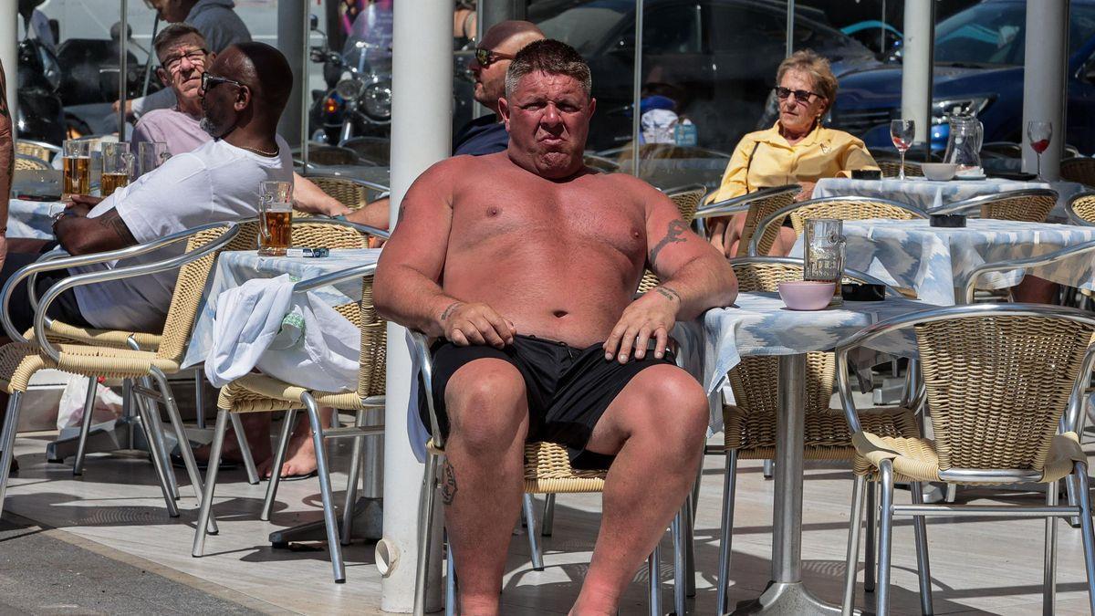 Un turista británico disfruta del Sol en Benidorm.