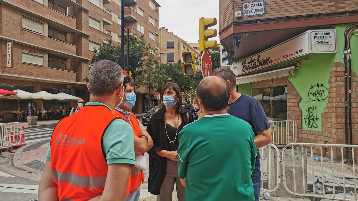 La portavoz del PSOE, Lola Ranera, durante su visita a las obras de la calle Santiago Lapuente.