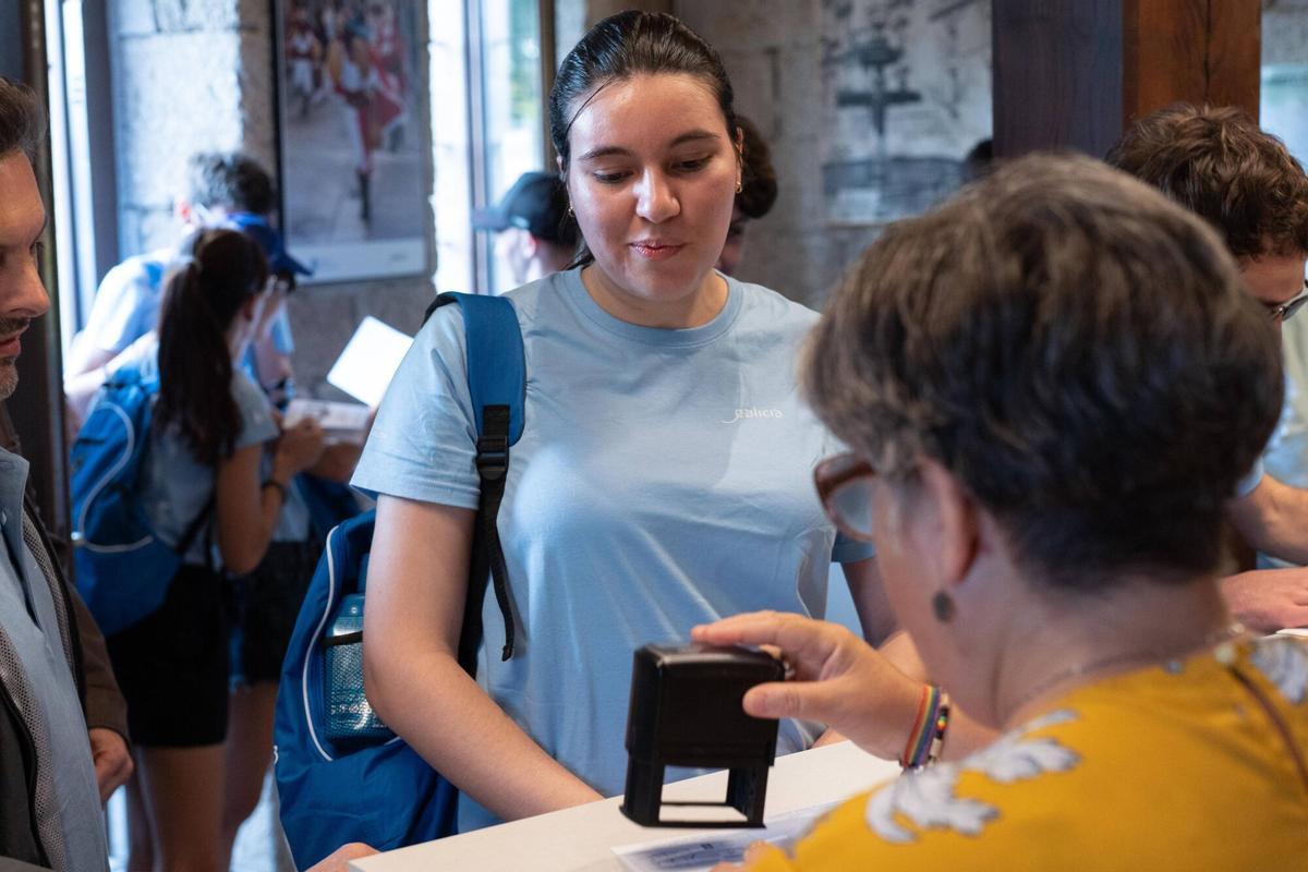Una de las participantes recoge su Compostela en la oficina de turismo de Ourense
