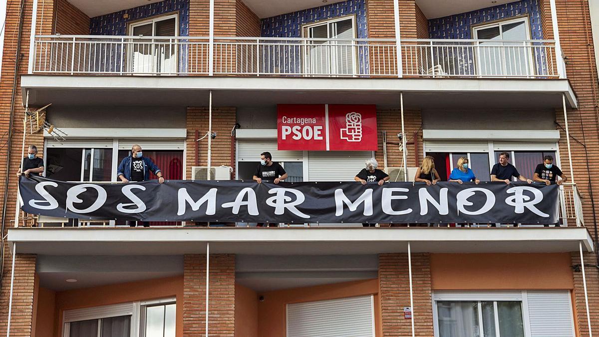 Colocan una pancarta en la sede del PSOE en Cartagena de apoyo a la ILP de la laguna