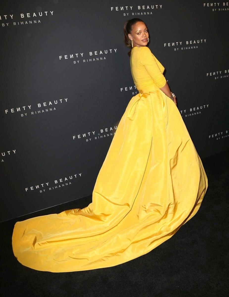 Rihanna de amarillo