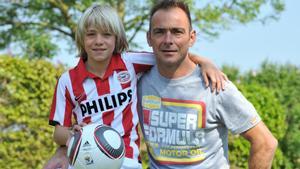 Remco Evenepoel, con la camiseta del PSV Eindhoven, y su padre Patrick.