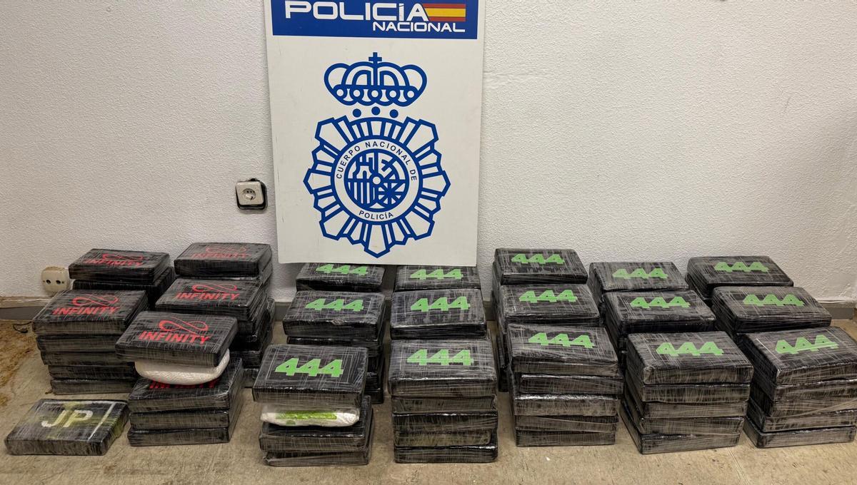 La Policía Nacional incauta 110 kilos de cocaína en mochilas dentro de un contenedor aéreo con origen de Colombia