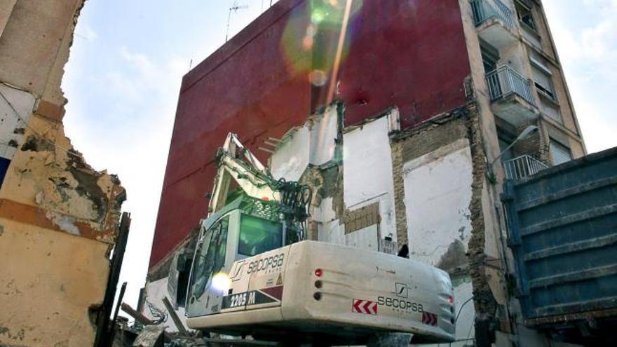 Una excavadora trabaja en el derribo de una vivienda en el número 31 de la calle de Francisco Eiximinis, hoy en el barrio del Cabanyal de Valencia, que se une a los cinco que se derribaron ayer en contra de una tensa oposición vecinal.