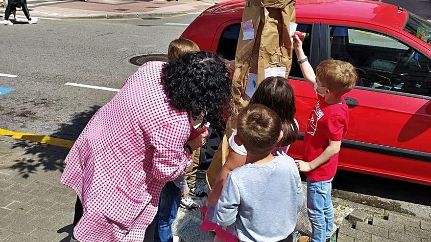 Un grupo de escolares, con su maestra, en plena “performance”.