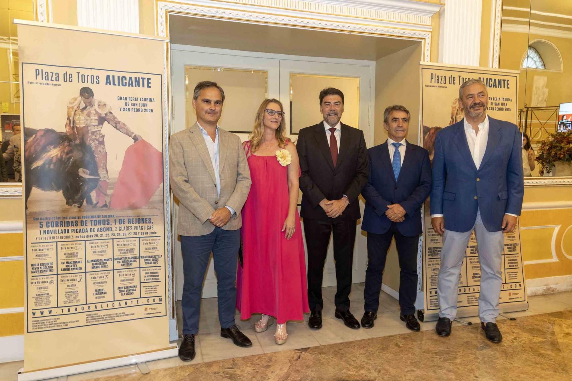 Manuel Escribano pronuncia el pregón de apertura de la Feria de Hogueras en el Teatro Principal de Alicante