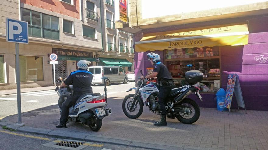 Agentes de la Policía Local de Cangas, en el kiosco de la Avenida de Marín tras el intento de atraco G.M.P.