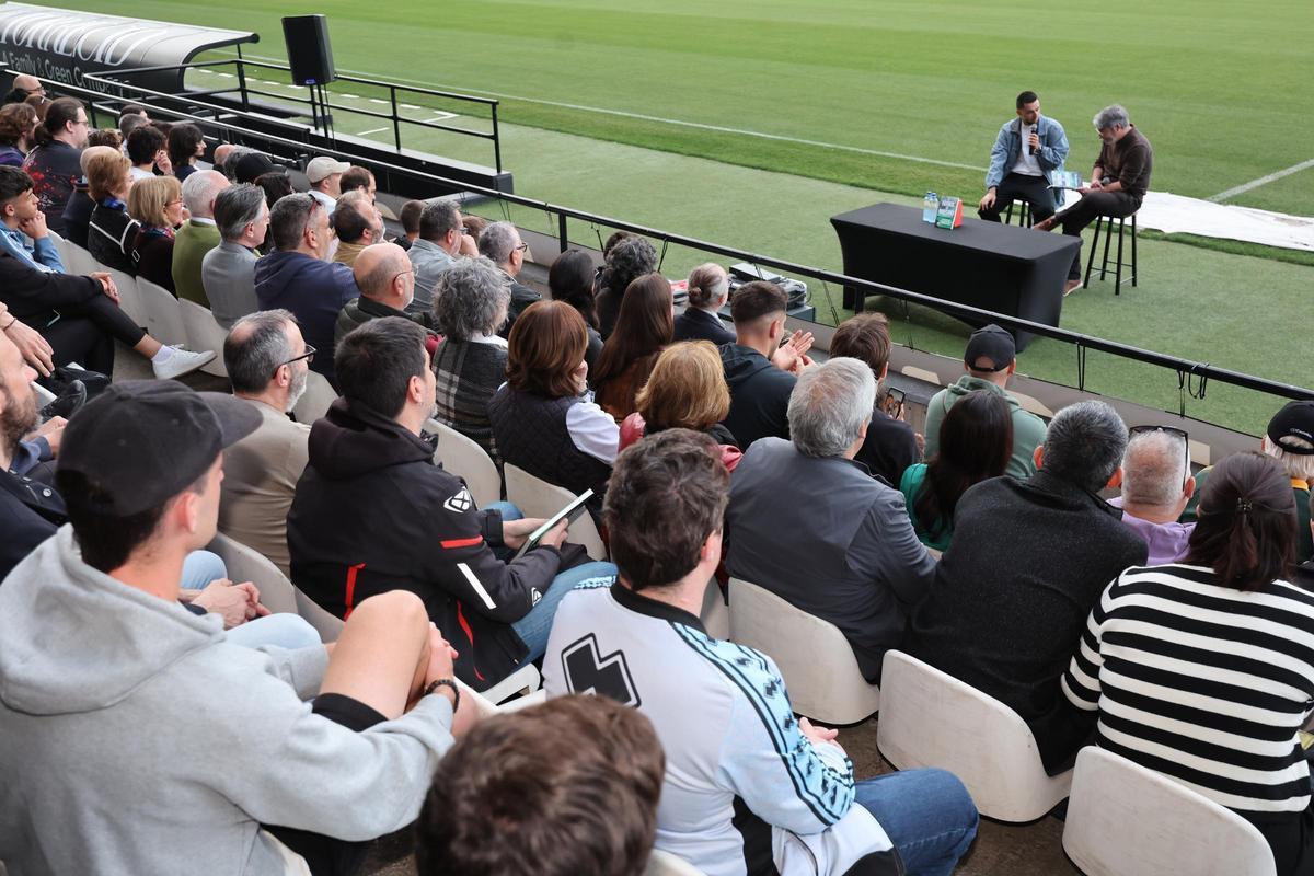 Galería | La presentación de 'El fútbol es nuestro', el libro de Rafael Escrig, en imágenes